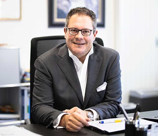 Der Vorstandsvorsitzende Patrick Döring sitzt an seinem Schreibtisch