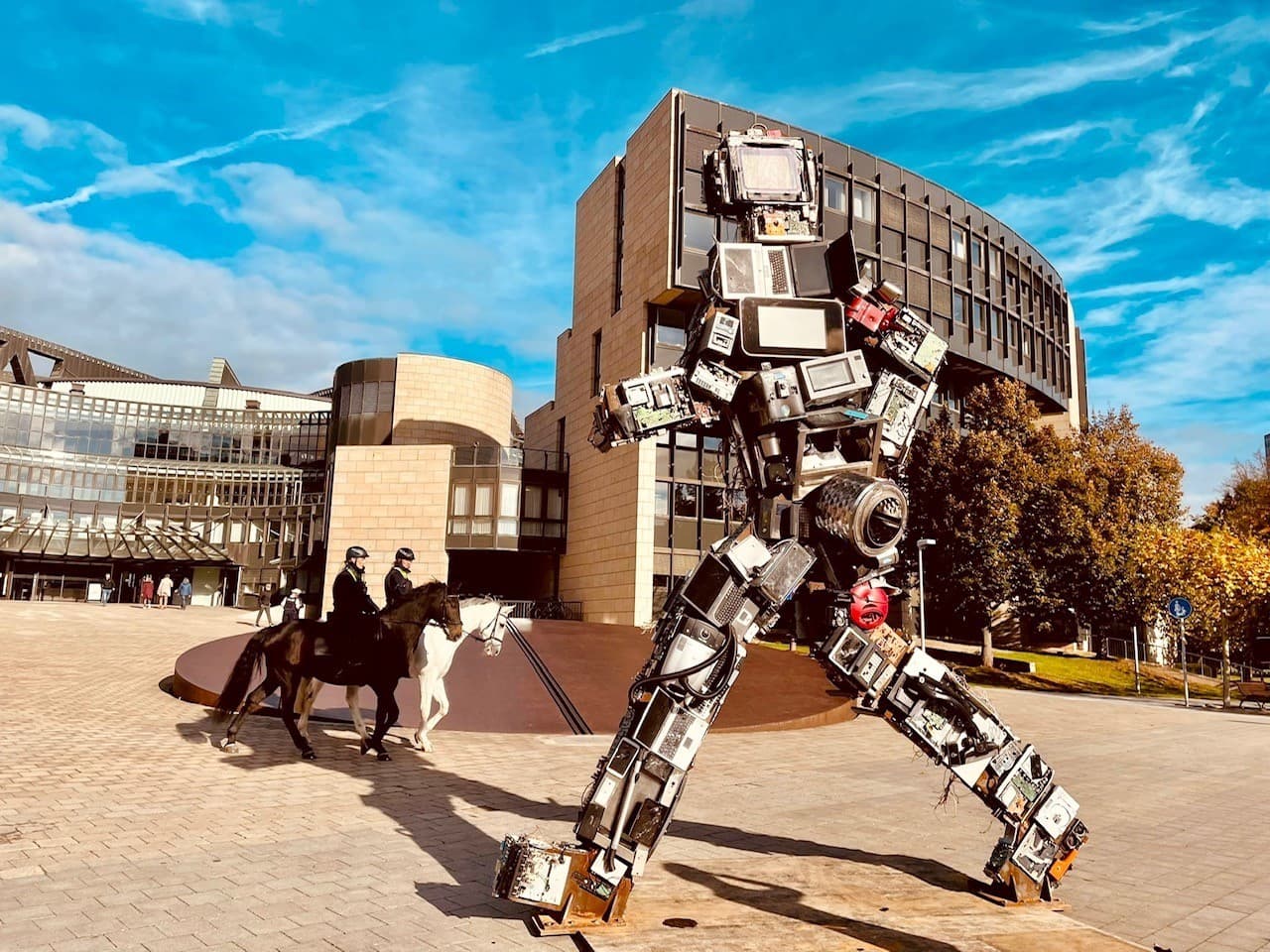 Der WERTGIGANT vor dem Landtag in Düsseldorf