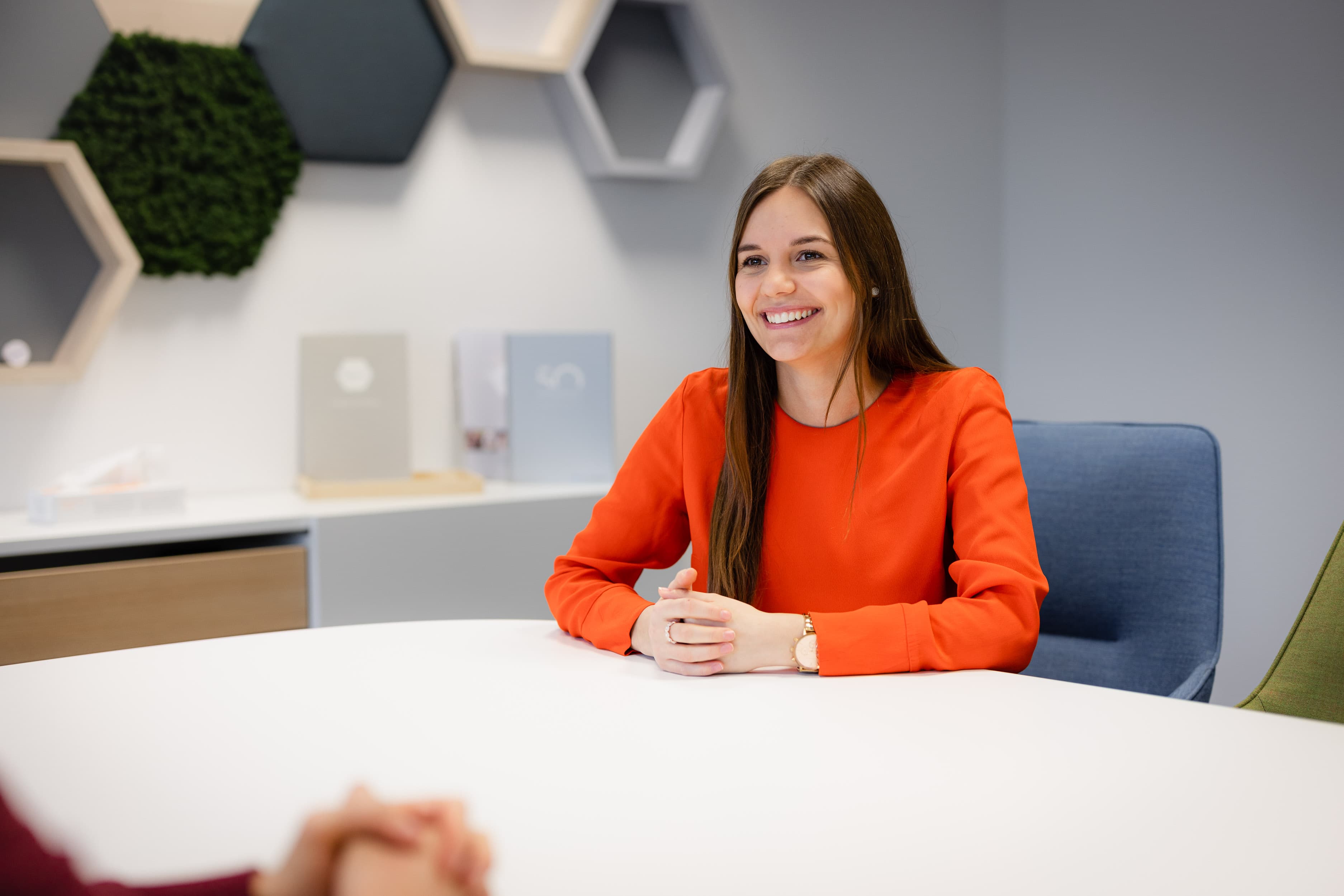 Eine Auszubildene sitzt an einem Tisch und reflektiert ihre Ausbildungszeit