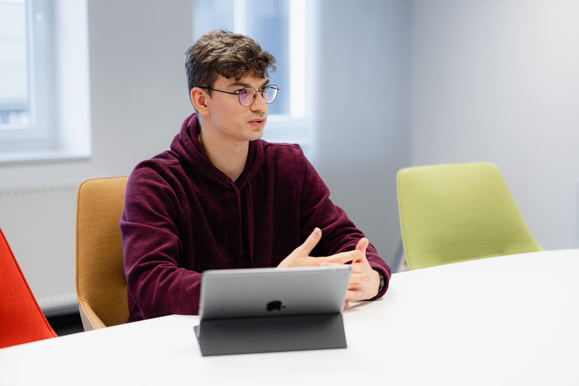 Auszubildender Daniel Oppermann im Gespräch