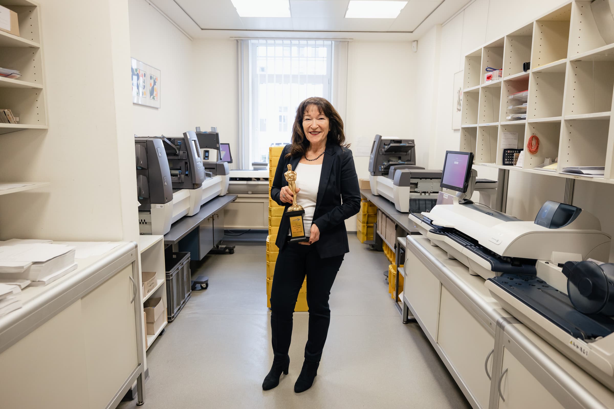 Sylvia Deterding in der Zentrale der WERTGARANTIE Group