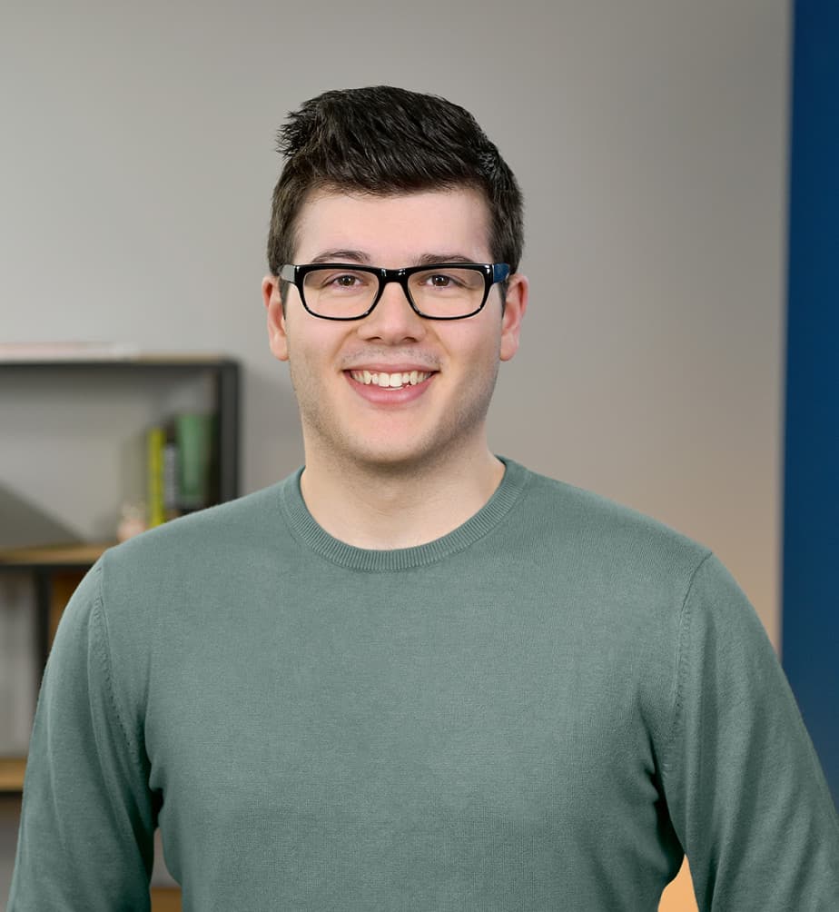 Portraitbild eines Auszubildenen zum Fachinformatiker Systemintegration