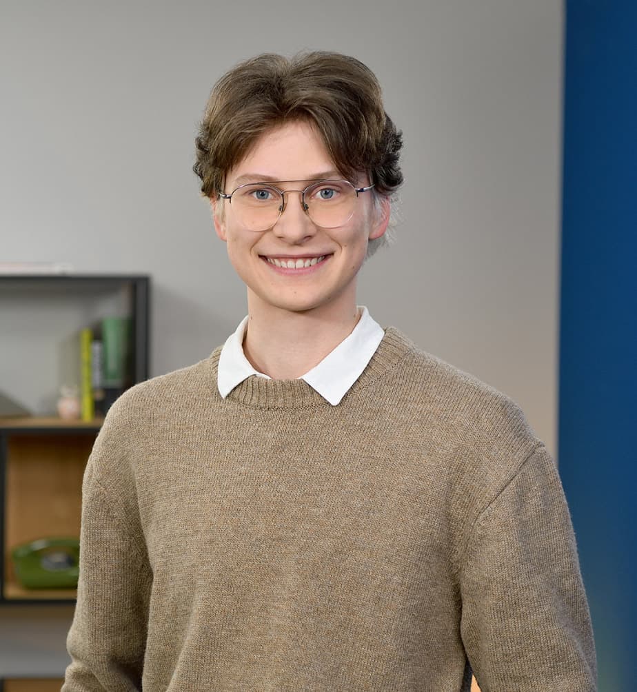 Portraitbild eines Auszubildenen zum Mediengestalter für Print und Digital