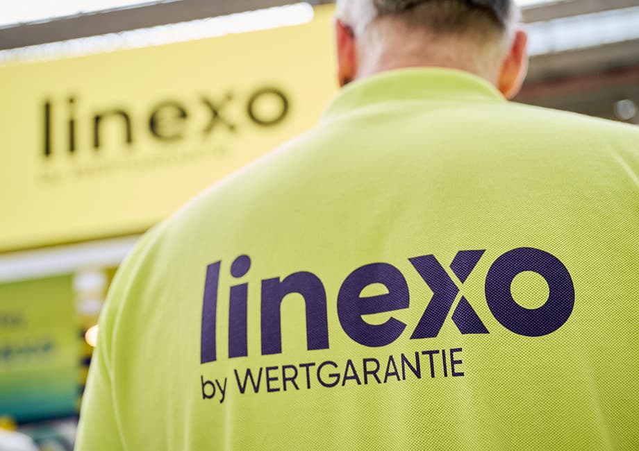 Ein Mitarbeiter trägt ein T-Shirt mit dem linexo by WERTGARANTIE Logo