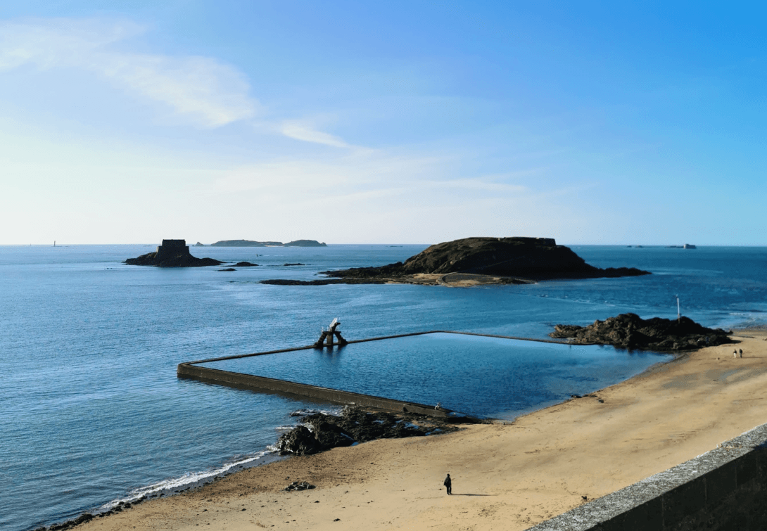 Das Naturschwimmbad Piscine de Bon Secours, welches direkt am Strand Richtung Meer eingebettet ist.