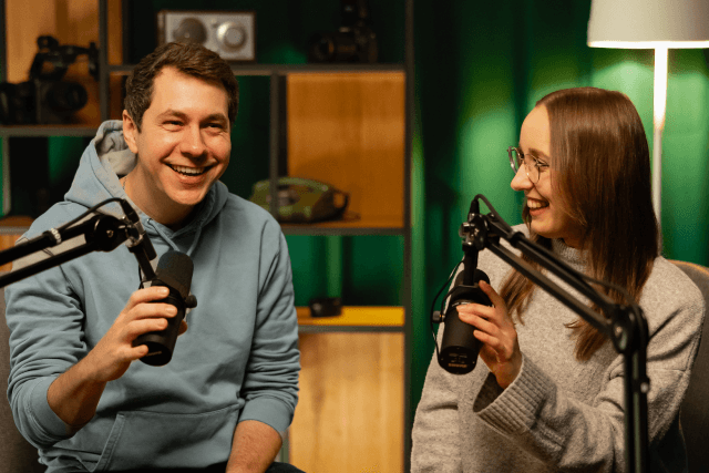 Podcast Feierabendgespräche Cover mit zwei Mitarbeitenden vor Mikrofonen.