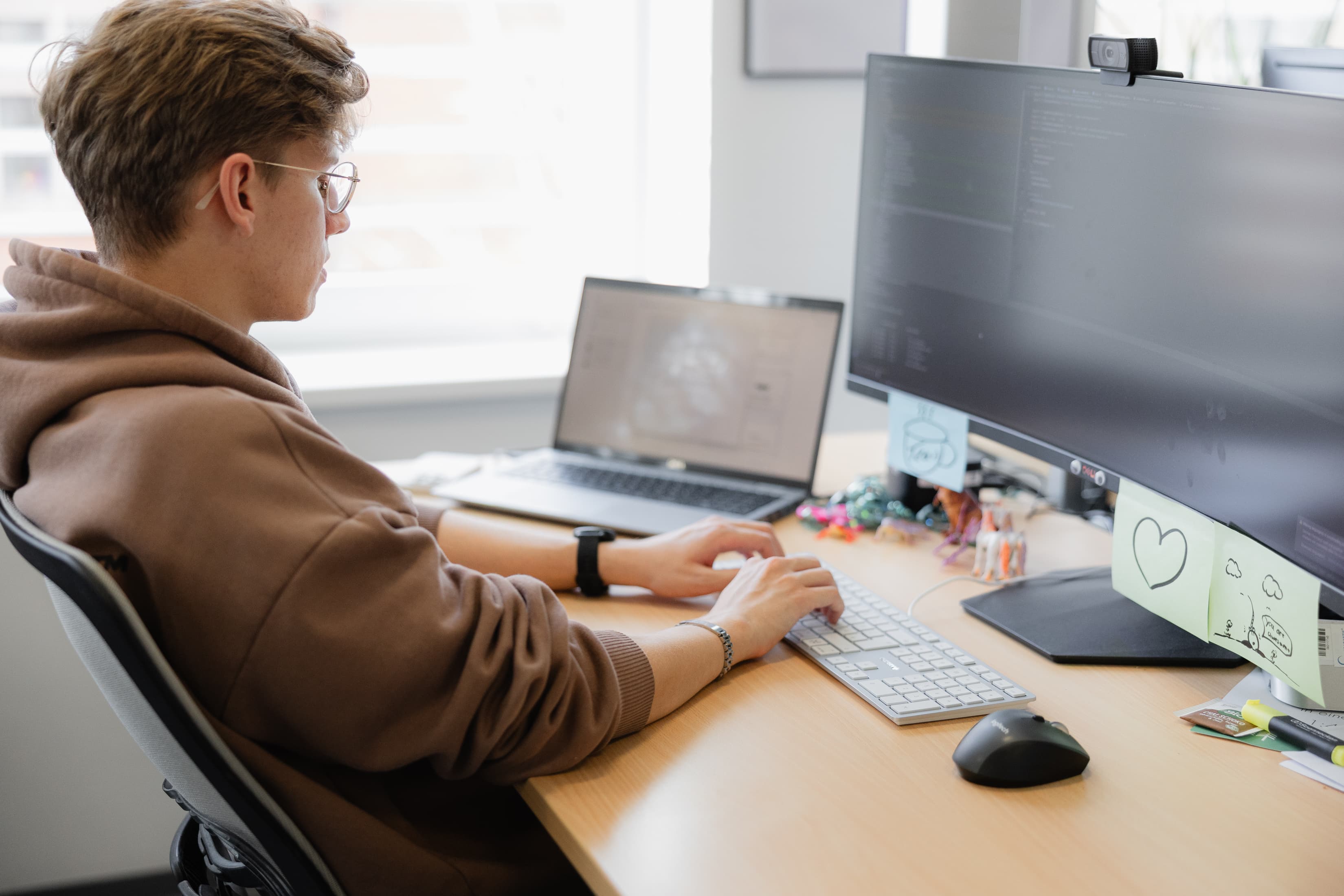 Unser Dualer Student Marcel Anker sitzt am Schreibtisch und tippt auf der Tastatur.