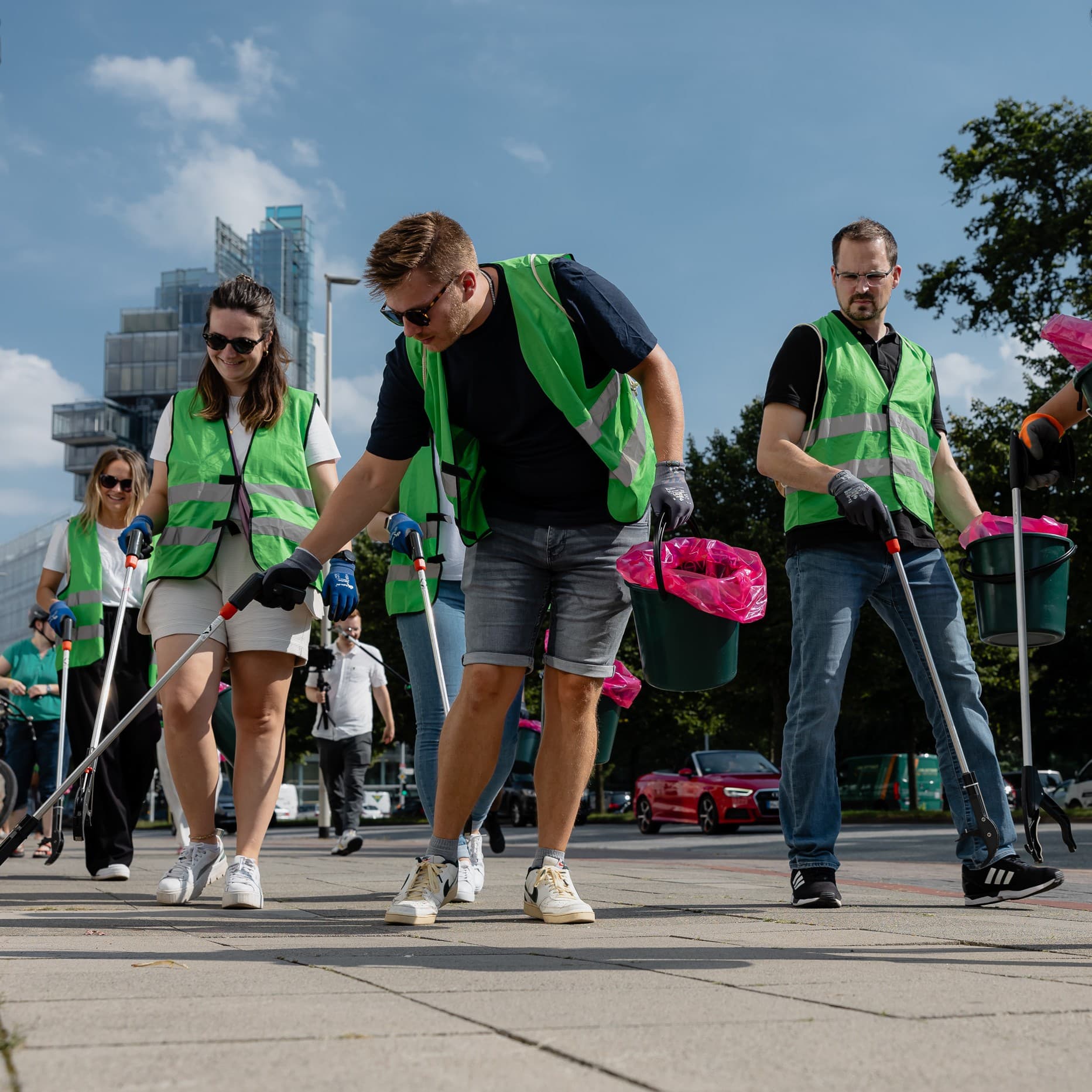 Eine Gruppe sammelt Müll von der Straße auf