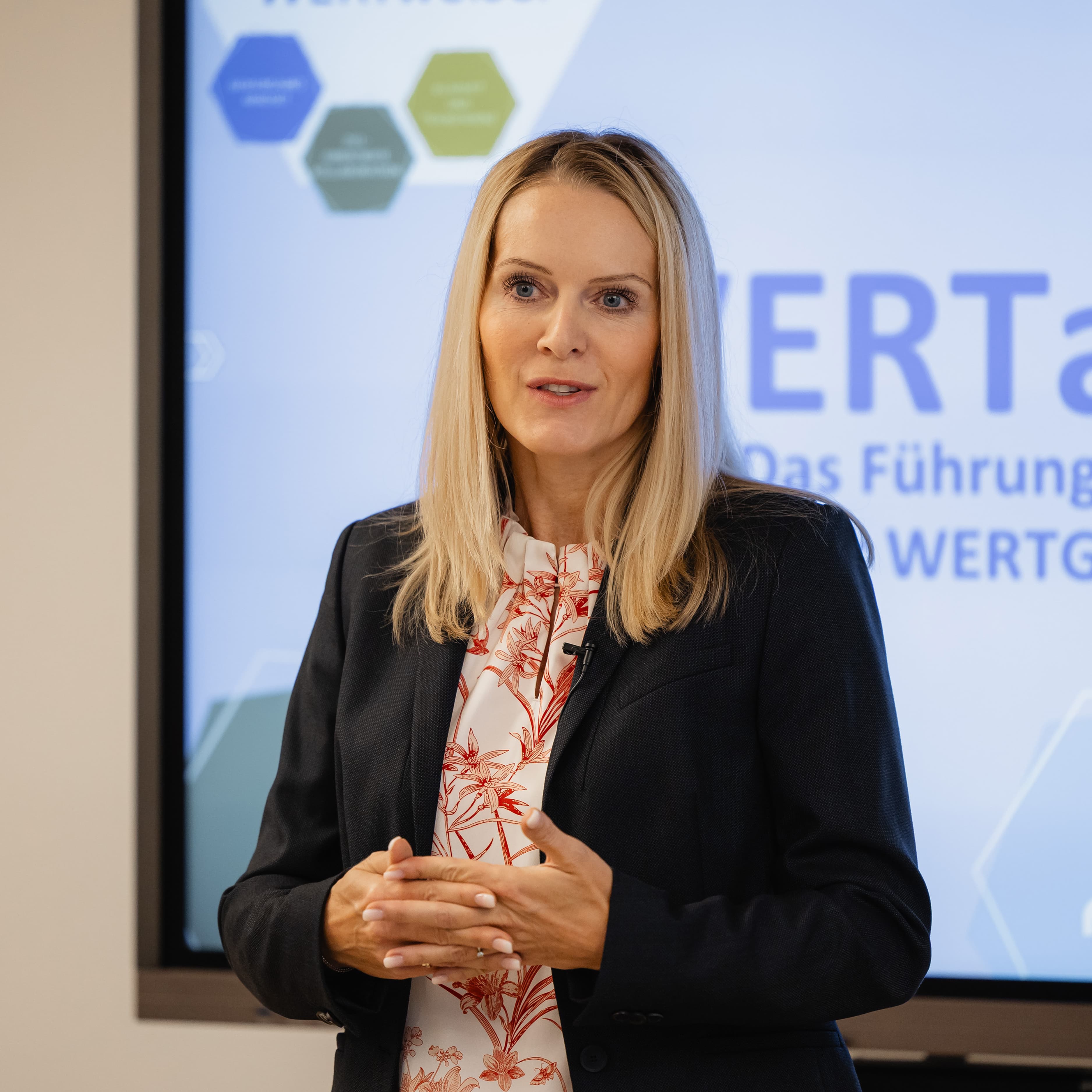 Unsere Vorständin der WERTGARANTIE Group Susann Richter bei einem Vortrag bei unserem Führungsprogramm