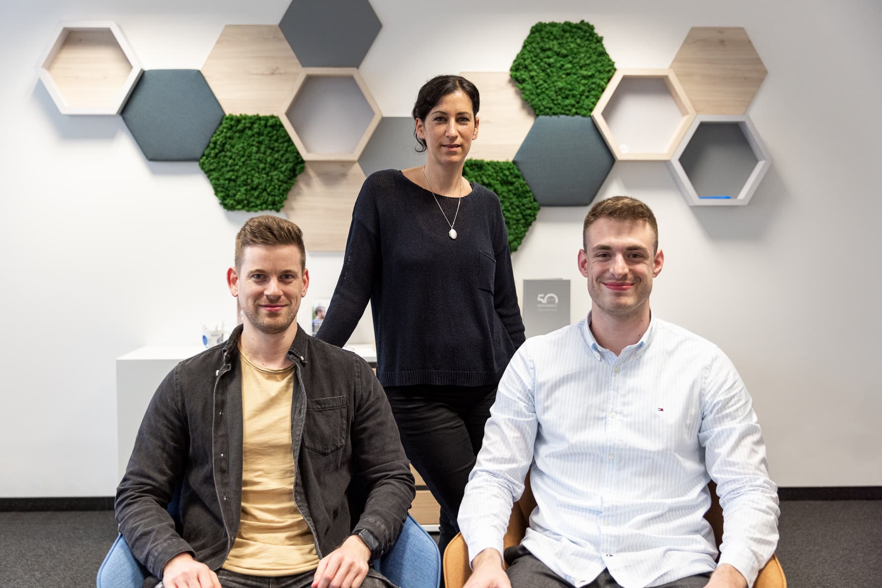 Justine Böttner und ihre beiden ehemaligen Azubis.