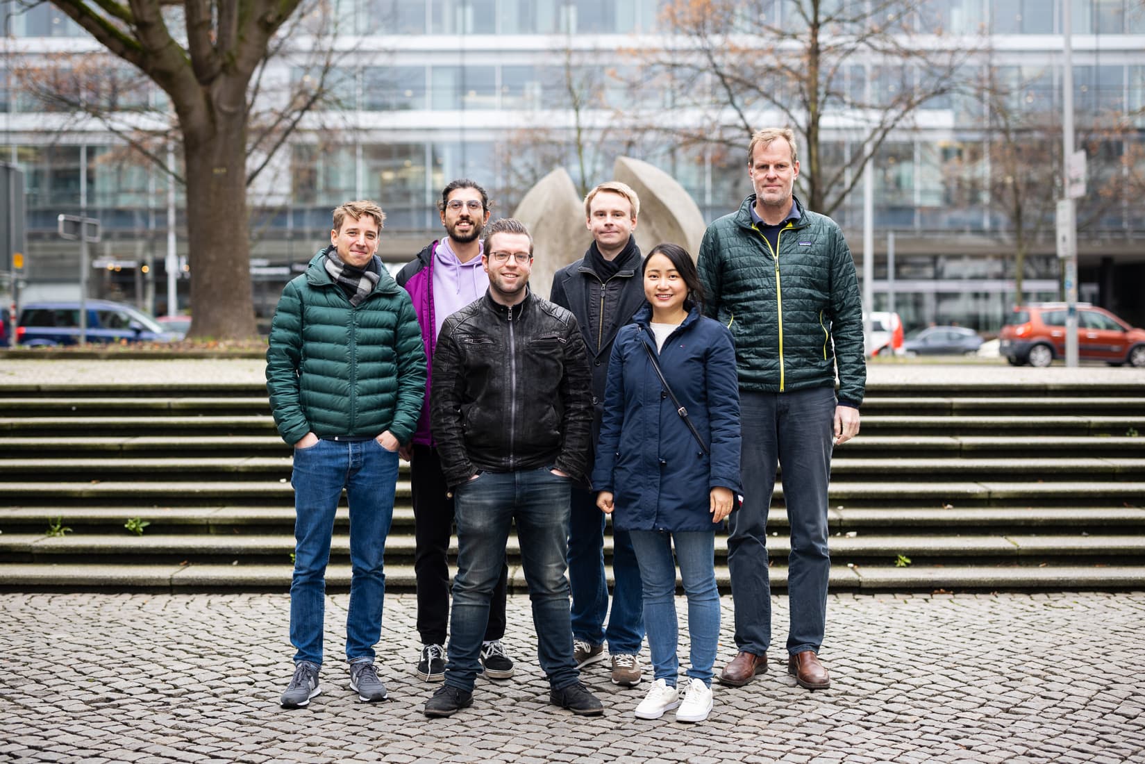 Fünf Generationen und ihr Lehrmeister: Steffen Riedel, Kateep Ravindranathan, Oliver Abelmann, Marvin Bukall, Le Quyen Nguyen und Prof. Dr. Stephan König von der Hochschule Hannover