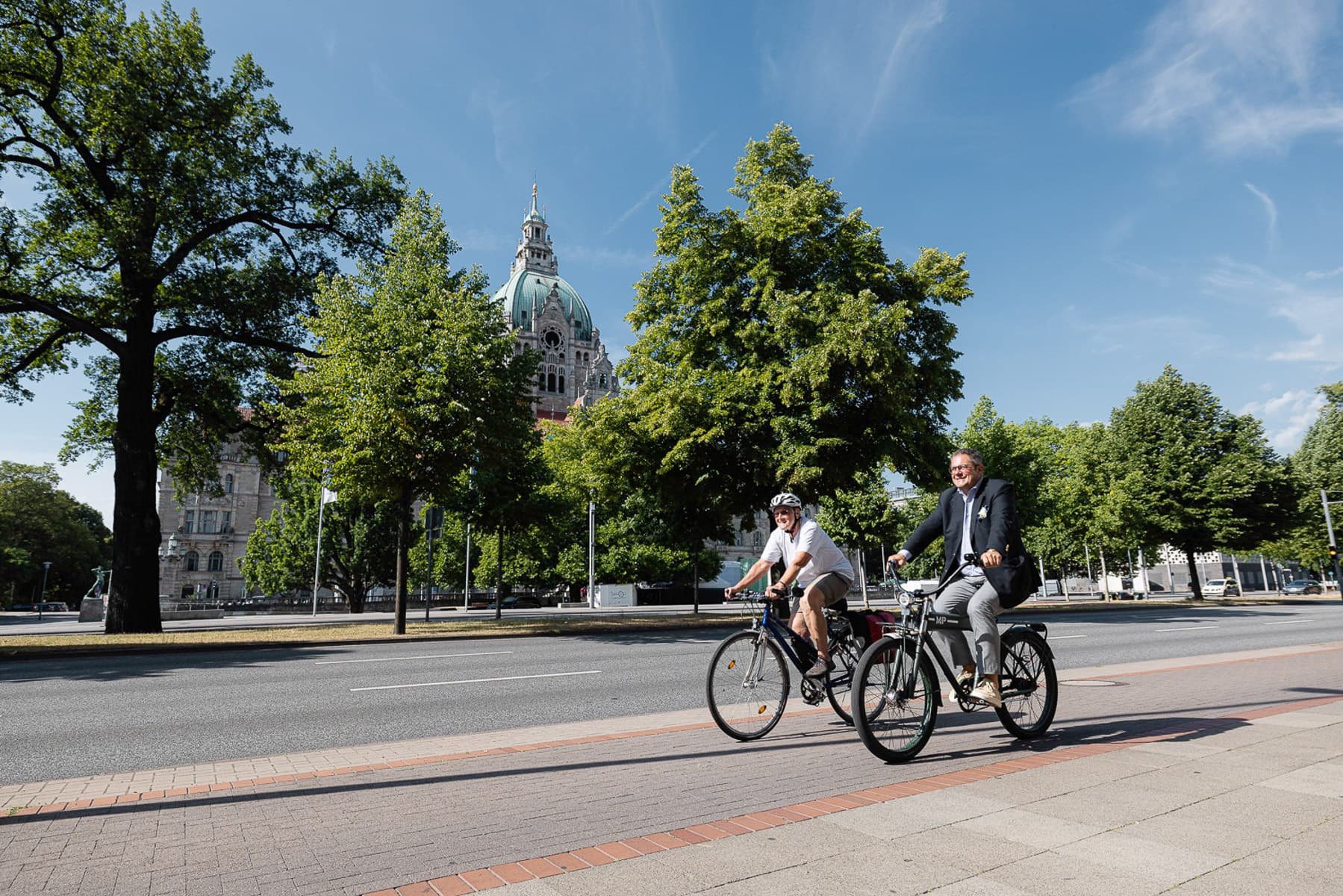 Doering und Binder fahren gemeinsam Fahrrad