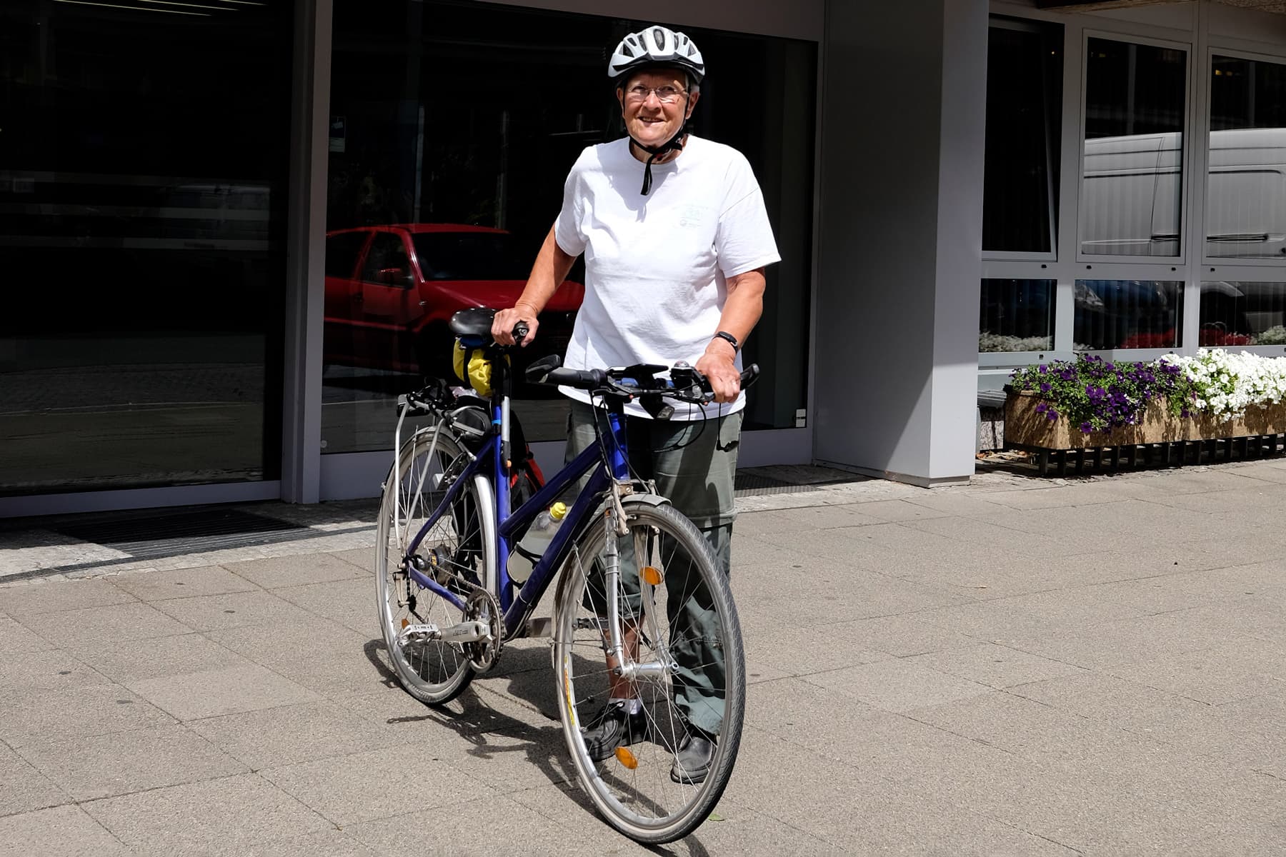 Binder vor WERTGARANTIE Haupteingang