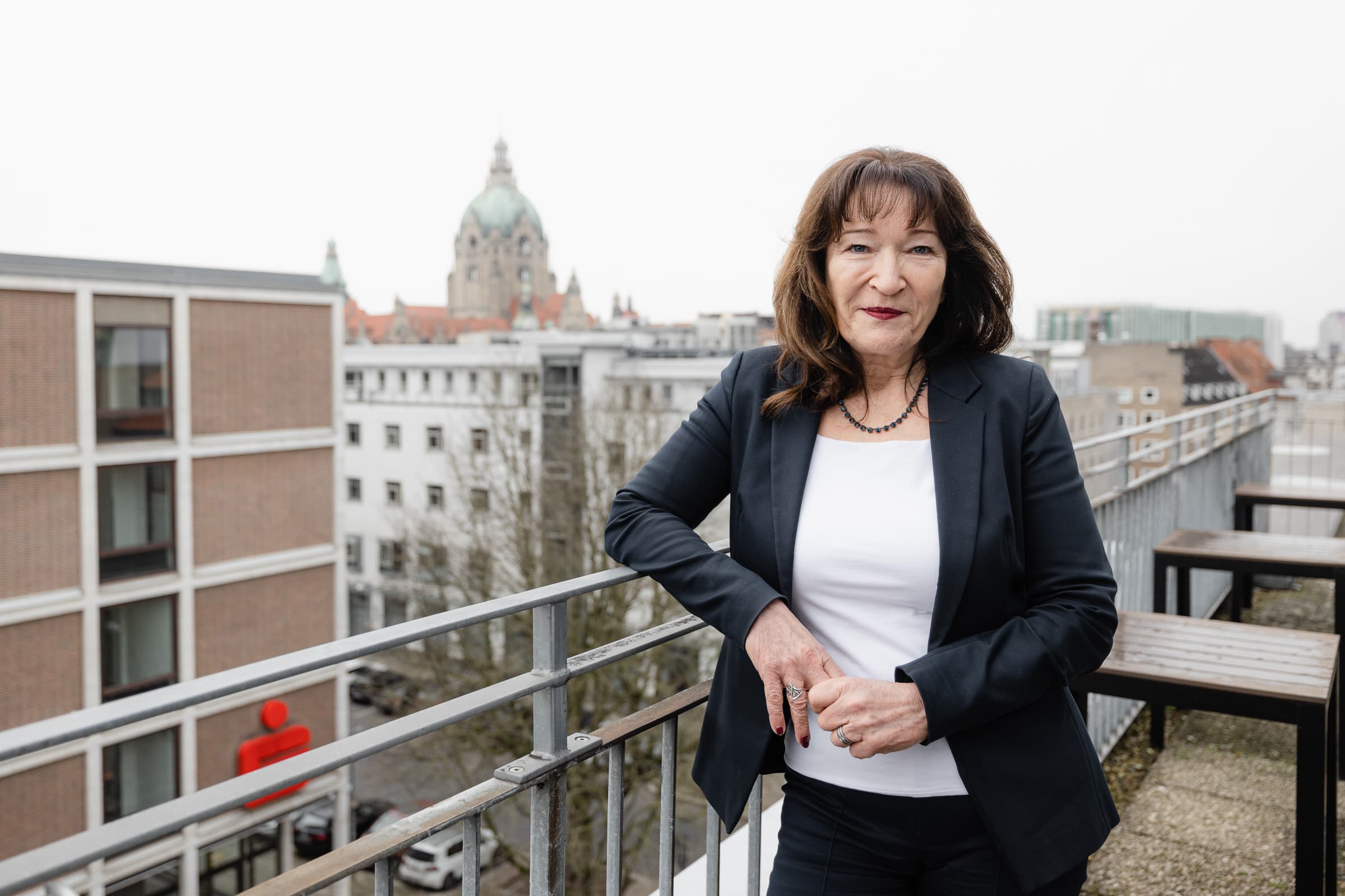 Sylvia Deterding in der Zentrale der WERTGARANTIE Group