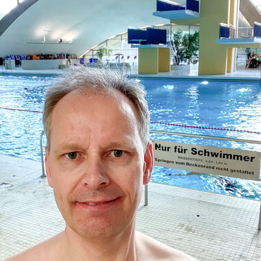 Udo Buermeyer startet seinen Tag regelmäßig mit Hansefit im Schwimmbad.