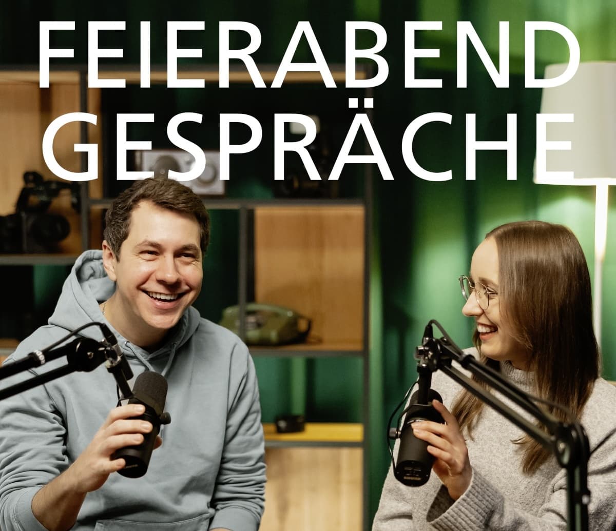 Podcast Feierabendgespräche Cover mit zwei Mitarbeitenden vor Mikrofonen.