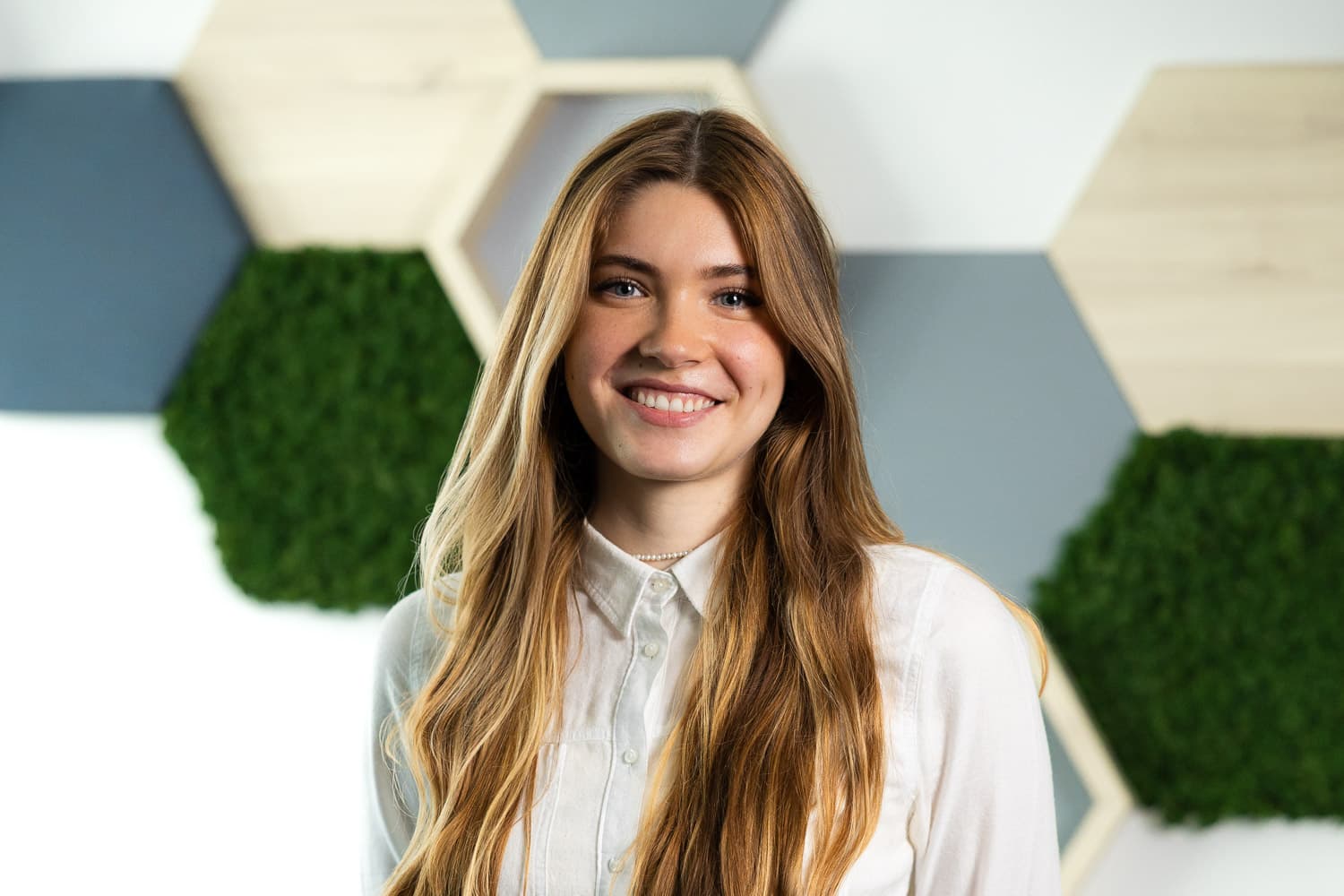 Portraitbild einer jungen Frau als Berufseinsteigerin