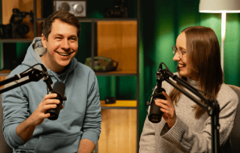 Podcast Feierabendgespräche Cover mit zwei Mitarbeitenden vor Mikrofonen.