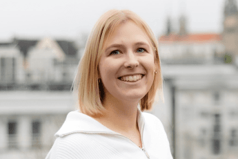 Portraitbild der Mitarbeiterin Lisa Pröhl