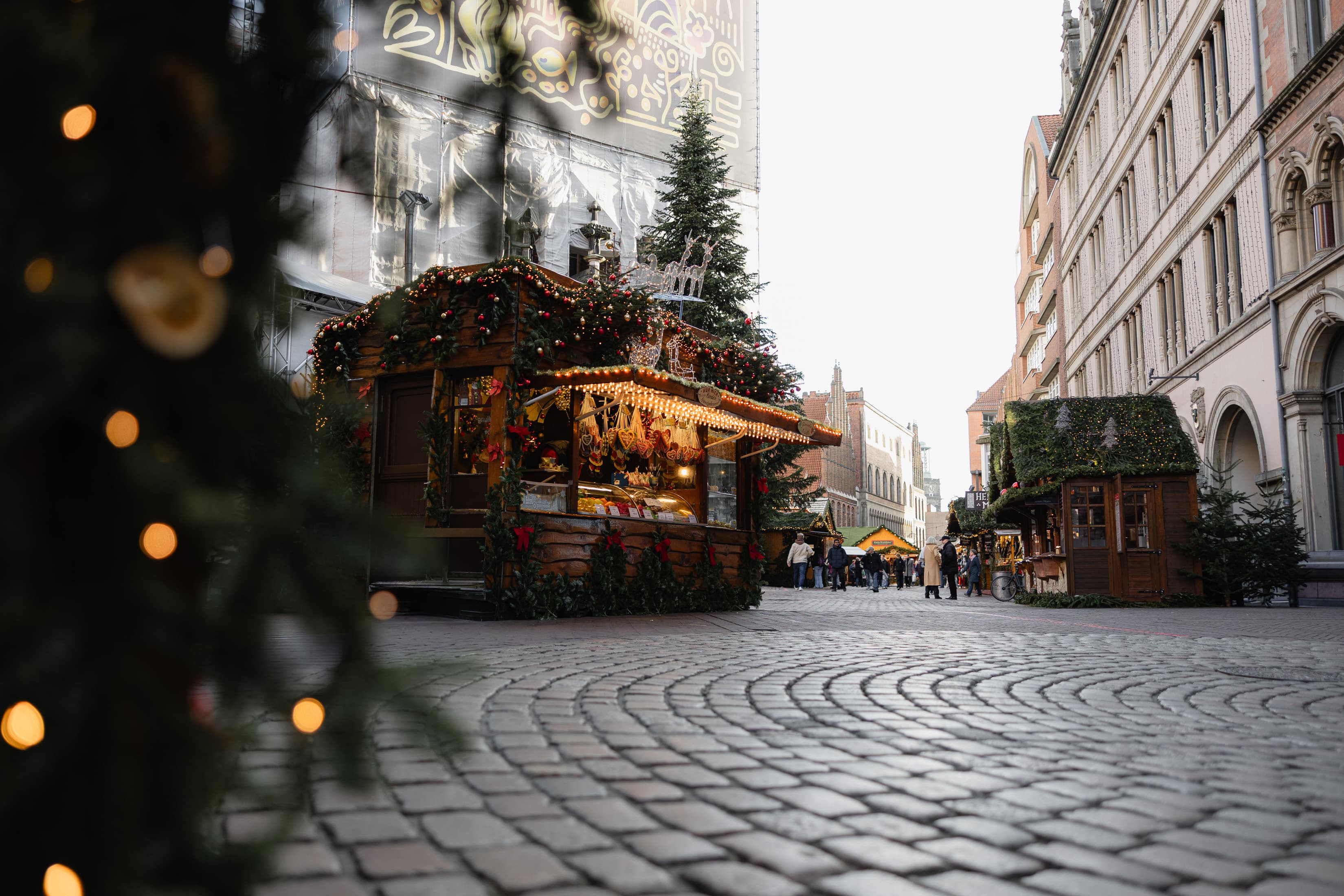 Ein Stand auf dem Weihnachtsmarkt Hannover an der Marktkirche in der Altstadt.