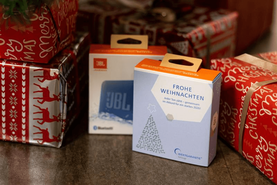 Das Weihnachtsgeschenk an alle Mitarbeitenden bei der WERTGARANTIE Group im Jahr 2025 ist ein JBL Bluetooth Lautsprecher.