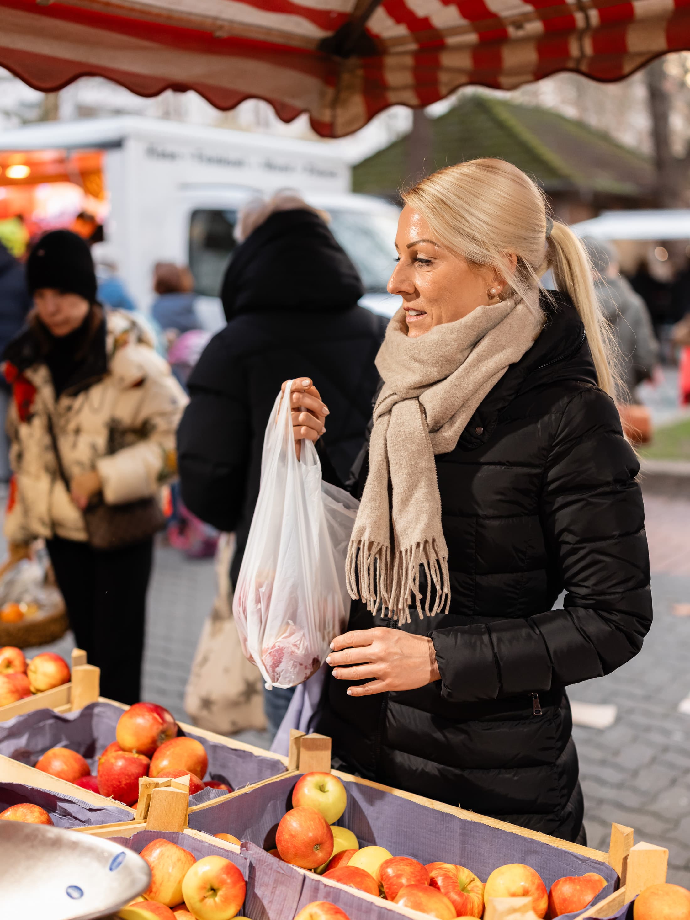 Teamleiterin Sabrina Rust an ihrem freien Freitag auf dem Wochenmarkt in der Südstadt.